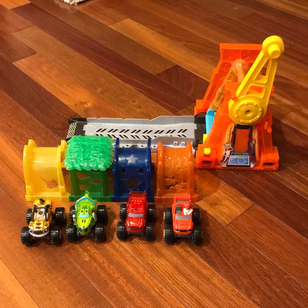 Blaze & the Monster Machines Light Riders Light & Launch Hyper Loop Race Track